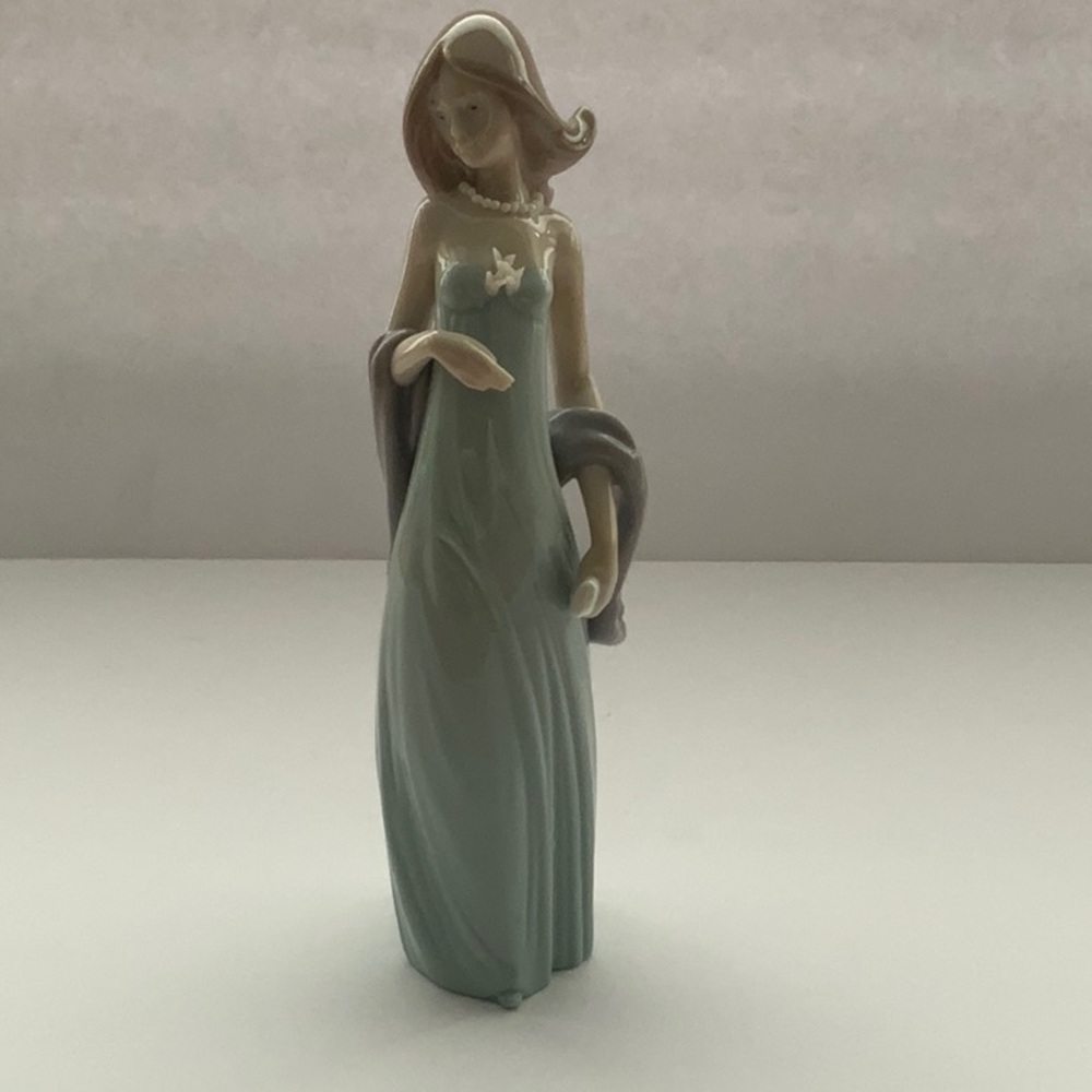 Lladro Figurine #5487 Ingenue Women Retired